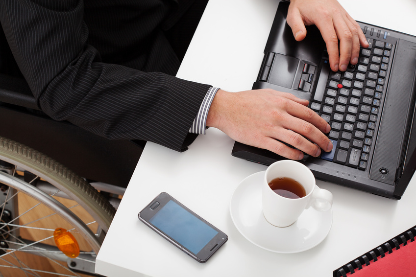 homme-main-clavier