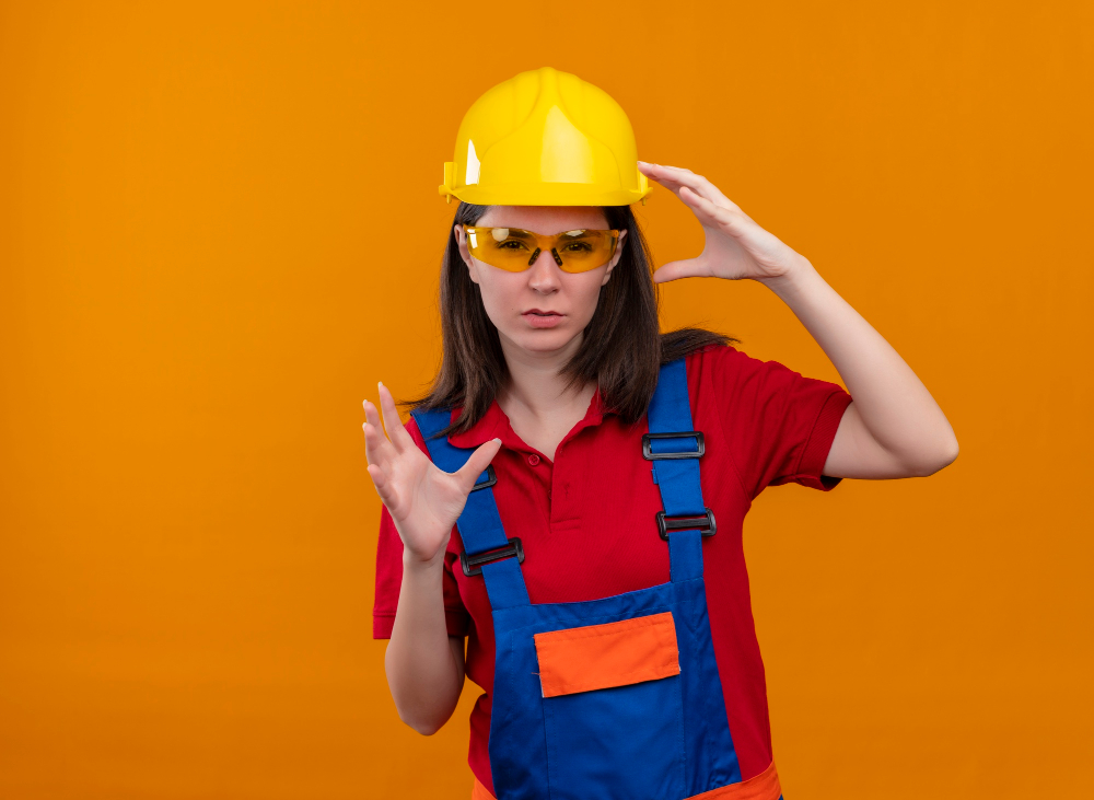 femme portant un casque jaune